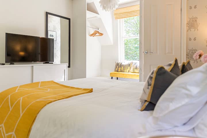 Room F
King size room with ensuite toilet and private  bathroom
