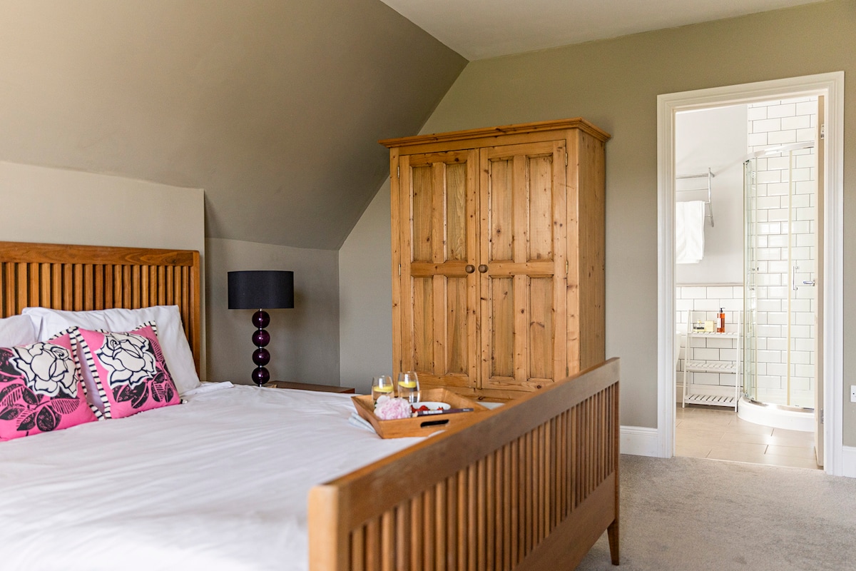 Room E 
Situated on the second floor with ensuite bath and shower.