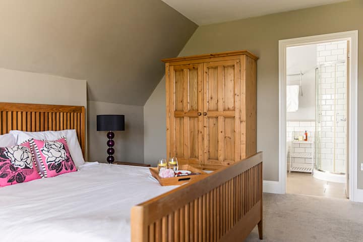 Room E 
Situated on the second floor with ensuite bath and shower.