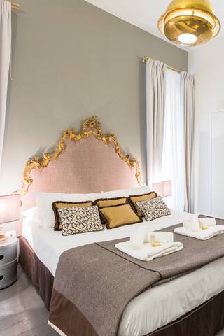 Walk to the Spanish Steps from a Spacious Flat gallery image 2