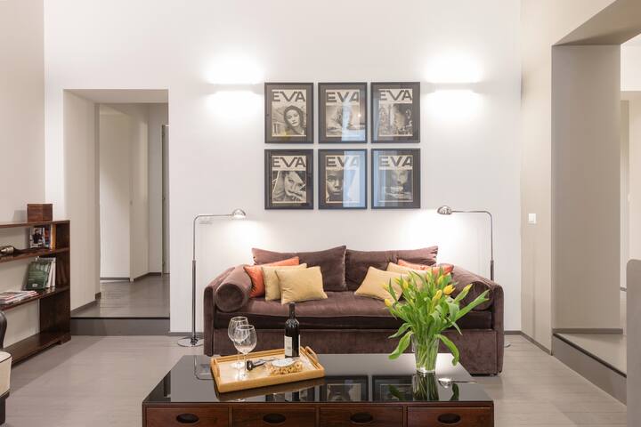 Walk to the Spanish Steps from a Spacious Flat gallery image 3