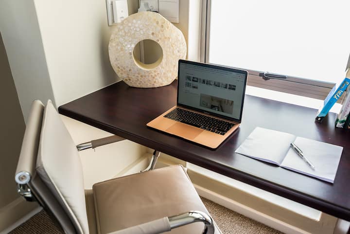 Stacion pune i dedikuar me karrige të rehatshme zyre dhe WIFI me fibra 100mb