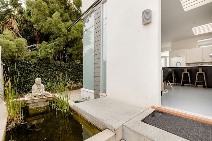 Custom-Built Villa Four Blocks from Venice Beach gallery image 2