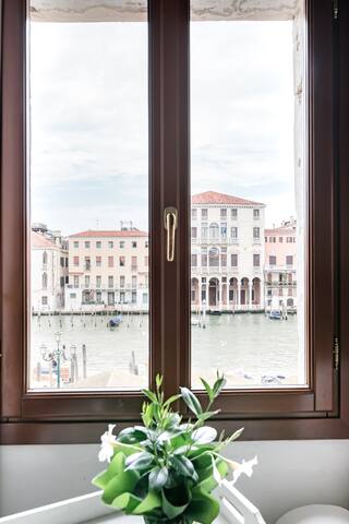 Mansarda con incantevole affaccio sul Canal Grande e sul Mercato di Rialto