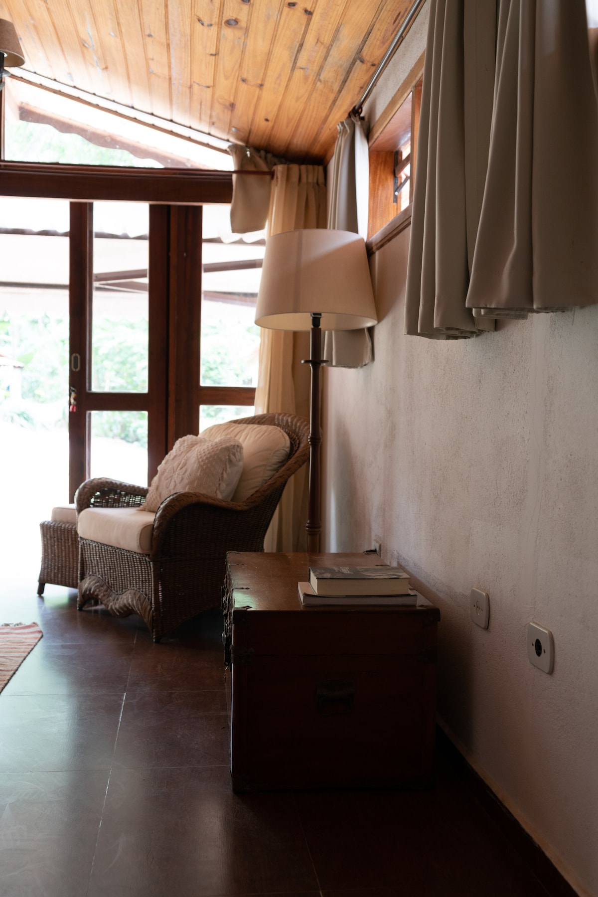 Dormitorio con sillón para leer