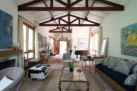 Rustic Countryside Cottage with Pool