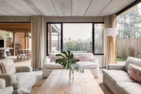 Modern and spacious house near the Oh! La Barra shopping promenade