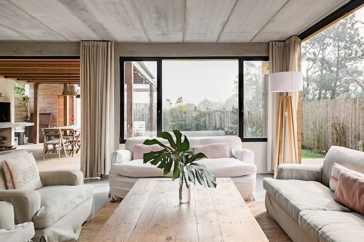 Modern and spacious house near the Oh! La Barra shopping promenade