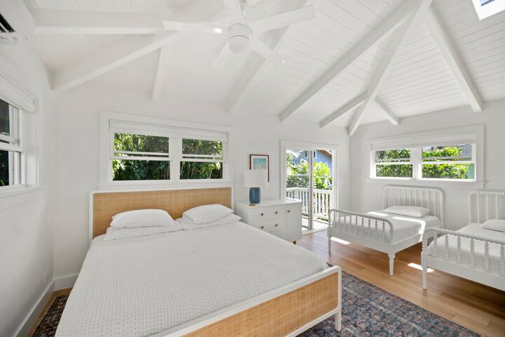 Cycle or Walk to Hanalei Bay gallery image 3