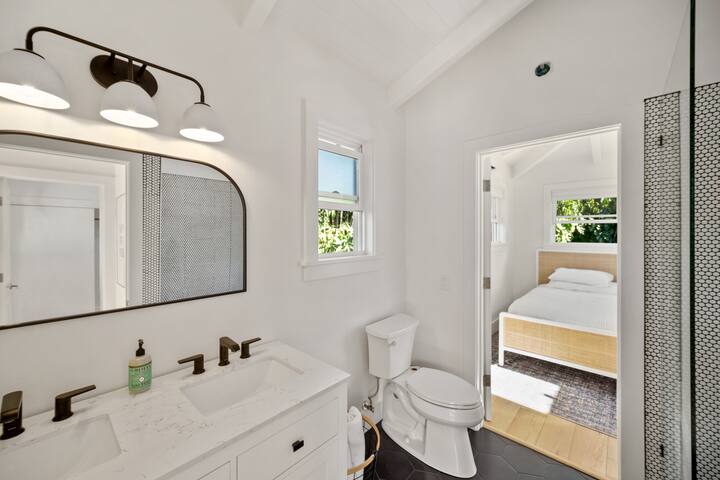 Cycle or Walk to Hanalei Bay gallery image 4