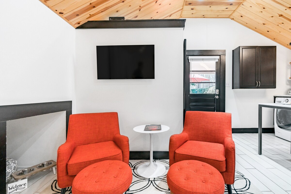 Top performing Airbnb: Socozyluxe Cottage in Uptown / Oak Lawn in Perry Heights