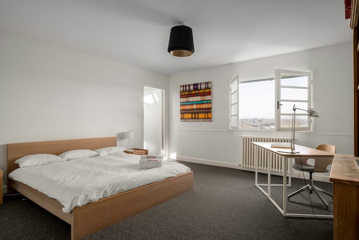 Suite principal con vestidor, ducha, TV por cable y escritorio. 