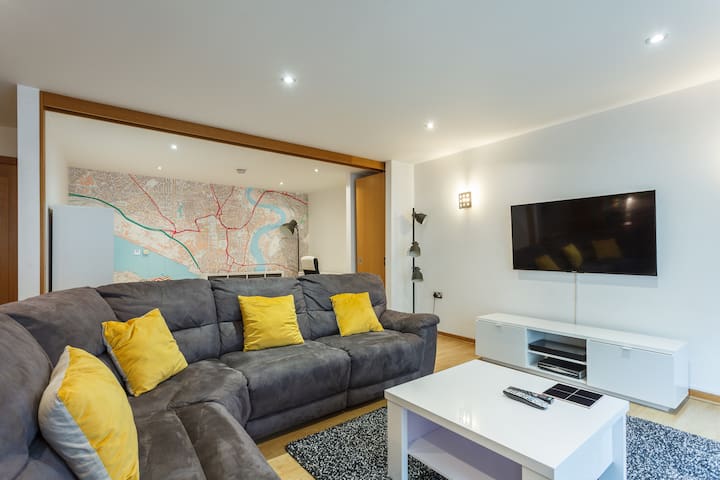 Large city centre apartment with secure parking