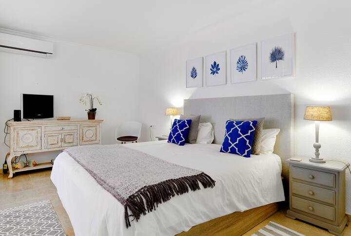 Chambre principale (en suite ; lit king size pouvant être séparé pour créer des lits jumeaux) avec rideaux occultants