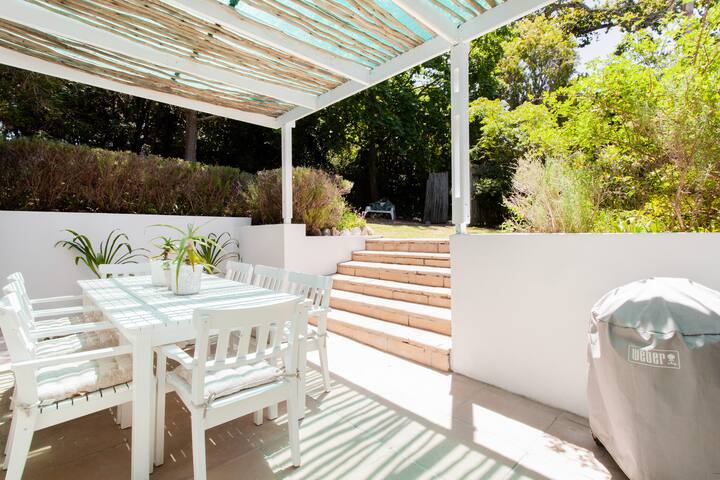 Fabulous Cottage, Great Location , Total Privacy gallery image 3