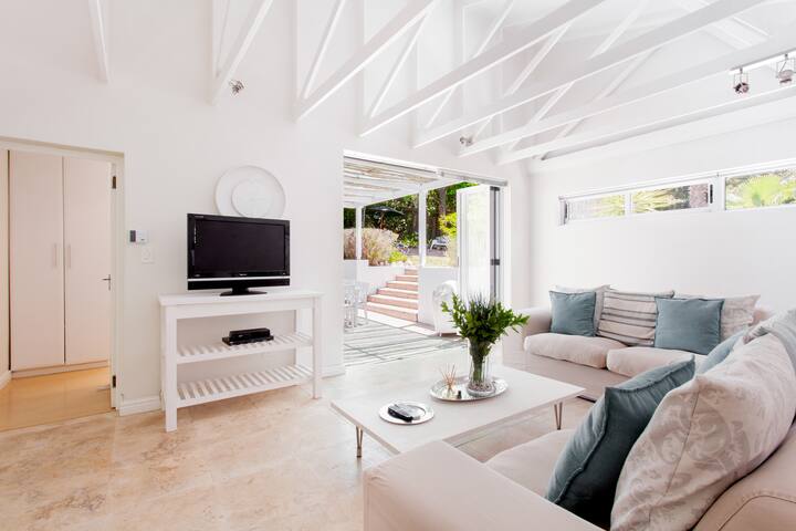 Fabulous Cottage, Great Location , Total Privacy gallery image 2