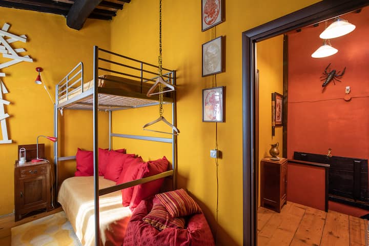 Dormitorio con litera en el segundo piso