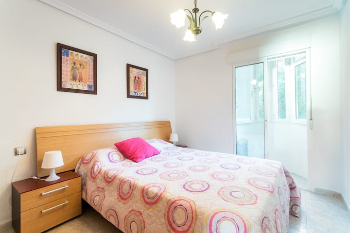 Dormitorio con cama queen (cuna disponible)