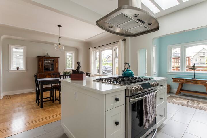 5BR/3BA Spacious Home – Garden, Deck, Near Parks gallery image 5