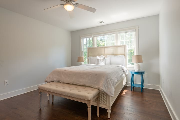 Oben Jr. Master mit Queensize-Bett und eigenem Badezimmer 