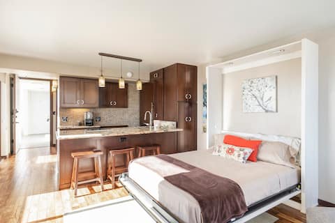 5-Star Upscale Studio - Heart of Waikiki w/Parking