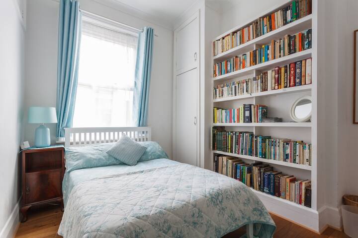 Single bedroom in a great location.