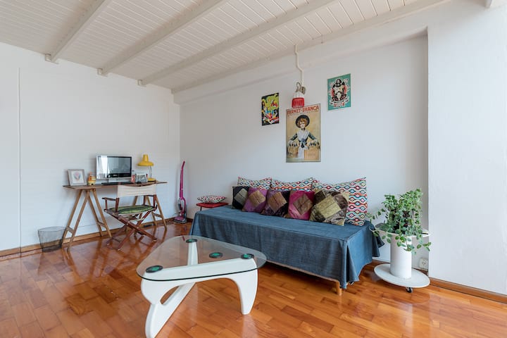 Obývacia izba, jednoduchá a prispôsobivá. Chcete sedieť na pohovke alebo na podlahe? Uprednostňujete ľahnúť si?
 Použite stôl na písanie nápadov, alebo ich možno nakreslite?