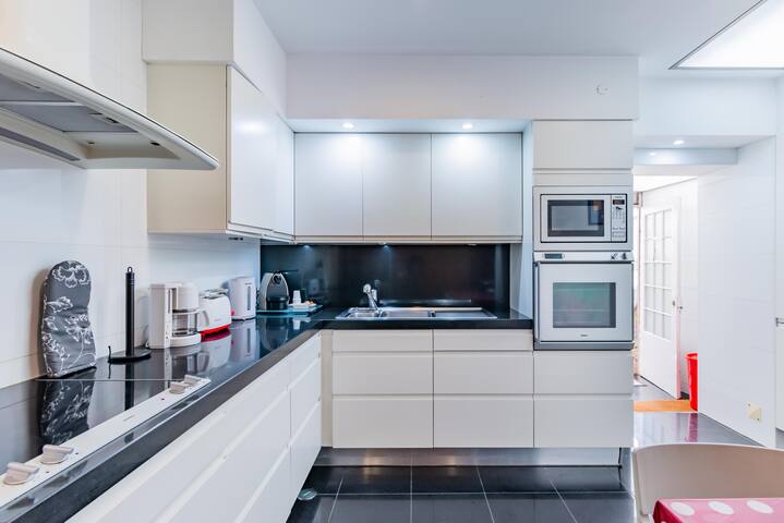 3-Storey House in the Heart of Foz do Douro gallery image 5