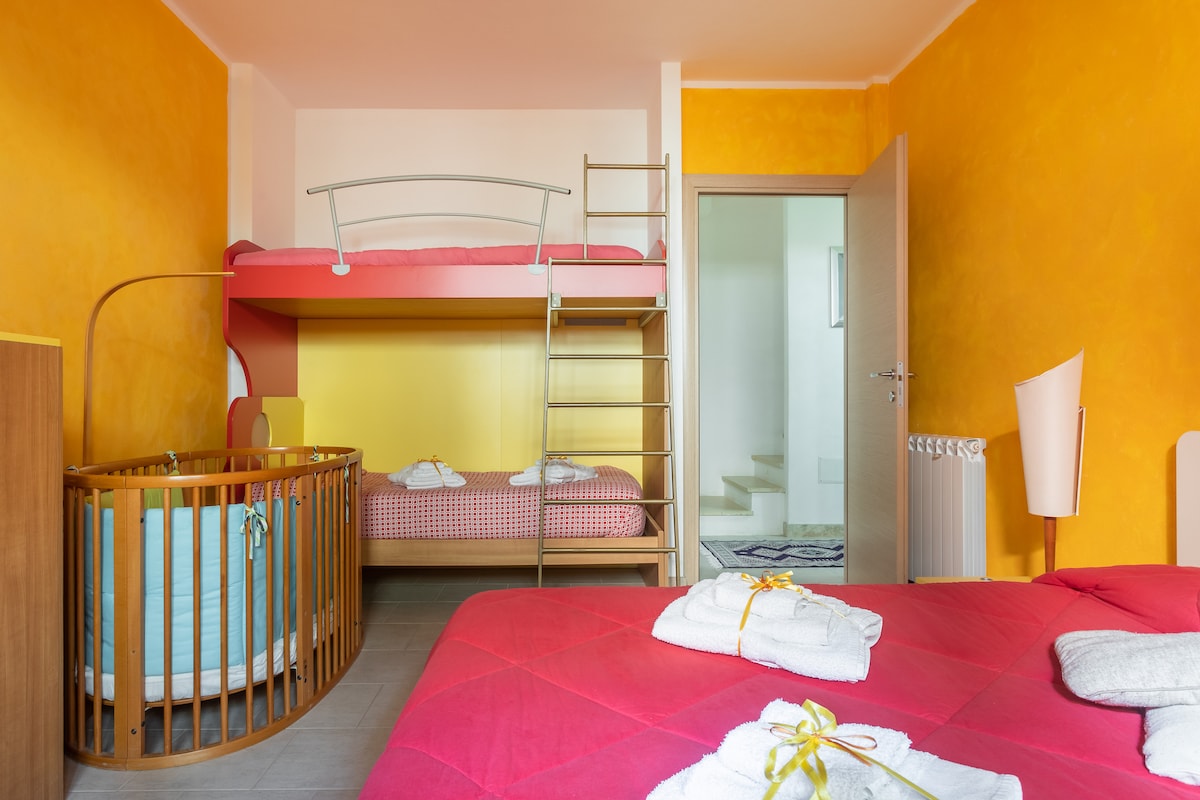 地下室带双层床的双人房 