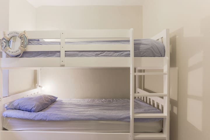 Kinderhochbett-Zimmer. 1. Stock.