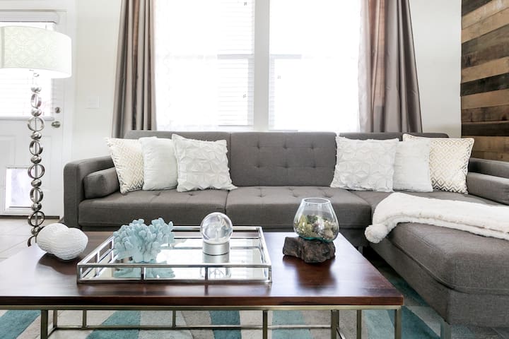 Walk to seismic! 10 min to AUS/COTA/15 mins to DT