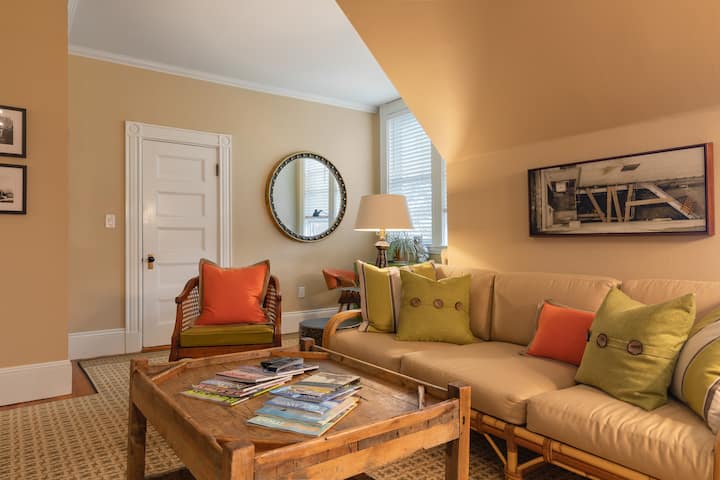 Victorian Treetop Apartment - Close To Everything! - Brookline, MA