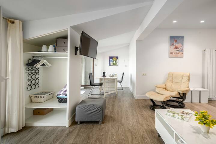 Zurriola Beach Atic gallery image 3