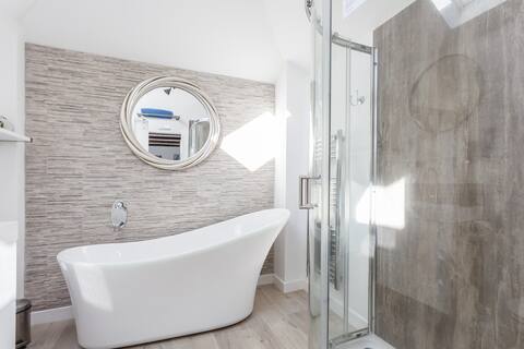 Top Airbnb: Contemporary Studio Room near Winchester/ Romsey in Eastleigh