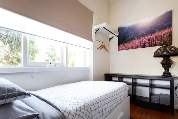Segundo dormitorio bellamente iluminado - La cama se pliega en cama doble si lo deseas