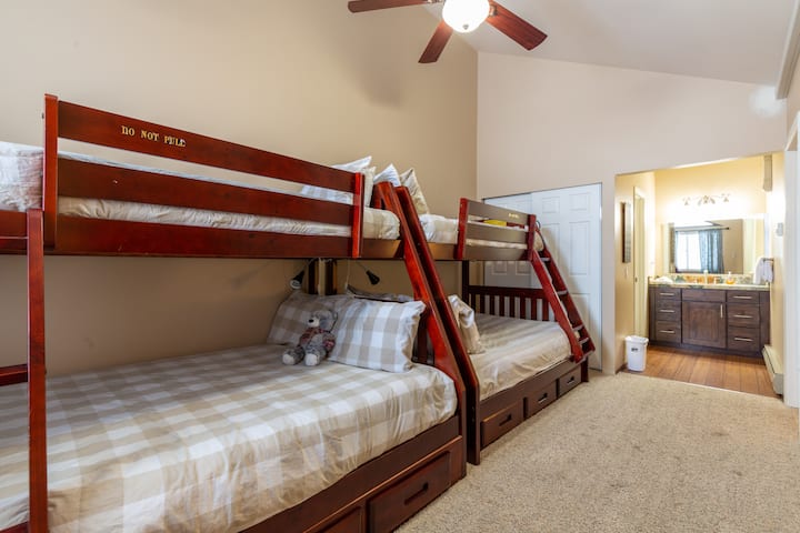 Dvojpodlažný uzavretý loft na spanie s dvoma plnými a dvoma oddelenými posteľami...plná kúpeľňa... podkrovie je úplne uzavreté, čo je v týchto jednotkách zriedkavé.