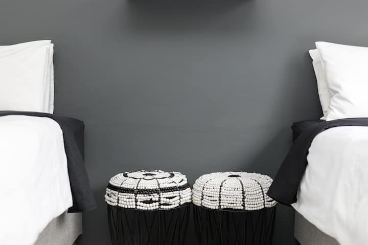 غرفة النوم الثانية مع سريرين مفردين.