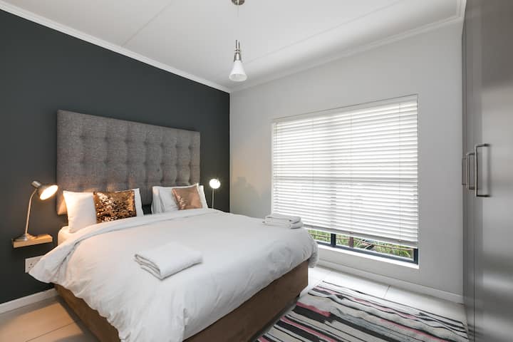 غرفة نوم ثالثة بسرير بحجم كبير.