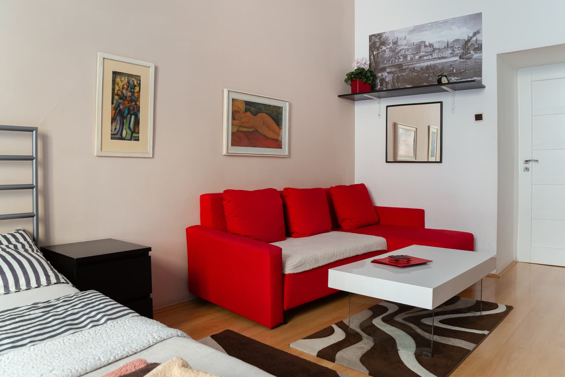 Yin and Yang: Apartment in the Heart of the Center