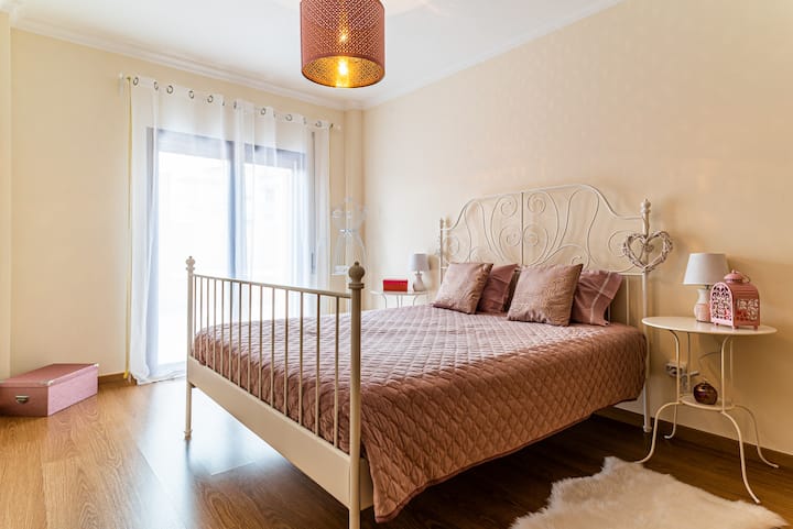 Habitación con baño privado muy elegante y sencillo