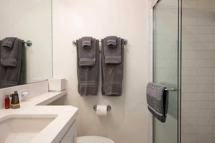 Close to Beach, Great Location, Non-smoking!