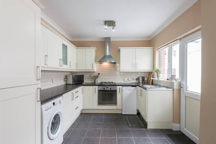 Bright spacious townhouse 5mins walk from Holywood