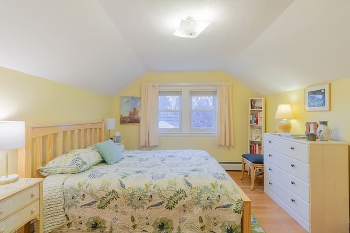 Sunny Bedroom in Cozy Bungalow