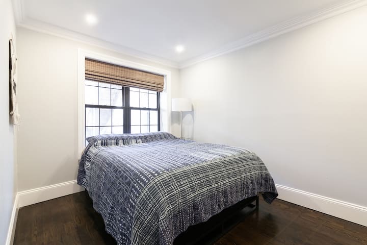 Segundo dormitorio con vestidor (no se muestra aquí). Las almohadas y el colchón son Sealy. Queen Hybrid Premium Plush Top Mattress Sealy Immersion™ Advanced Memory + Posturepedic Technology™ y portada con DuoChill™ Technology & Allergen Protect™
