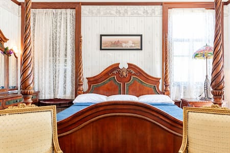 Island Palm Balcony Suite-Grand Manor Mansion