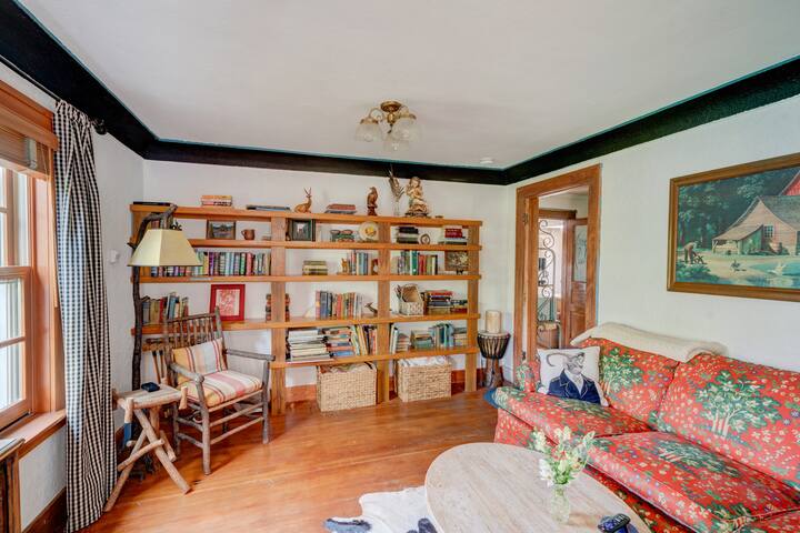 Kiss Me Over The Garden Gate Guest Suites For Rent In Livingston