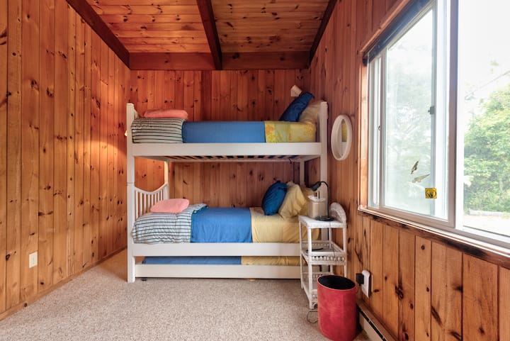 חדר שינה מס '3 עם מיטות קומתיים ומיטה נפתחת שלישית מתחת