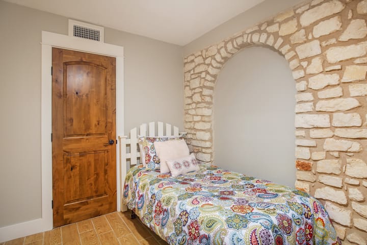 The kids room (Two twin beds)