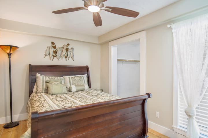 1 Queen bed with closet