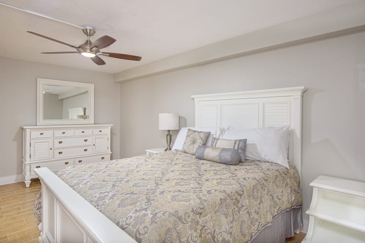 Master with Queen bed and twin bunks